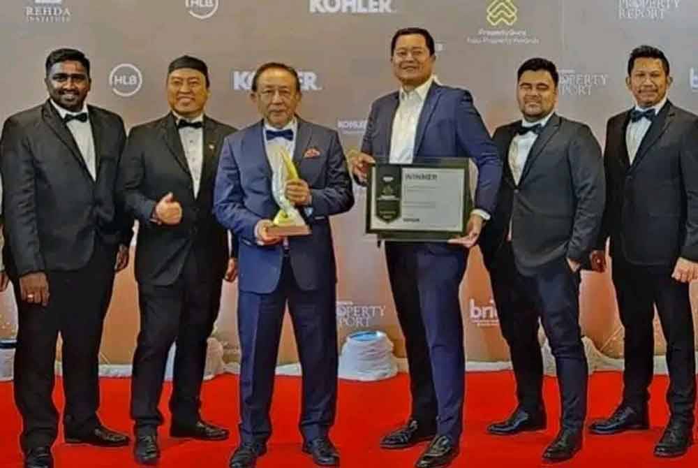 Mahmud (tiga dari kiri) bersama-sama wakil PKNS menerima anugerah pemaju rumah mampu milik terbaik (Asia) sempena Anugerah Hartanah PropertyGuru Asia 2023 yang berlangsung di Bangkok, Thailand baru-
baru ini.