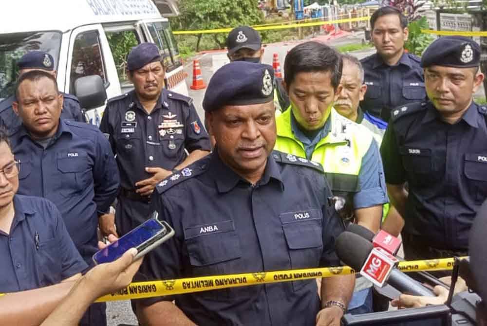 Anbalagan ketika ditemui di lokasi runtuhan di Taman Wawasan dekat sini pada Isnin.