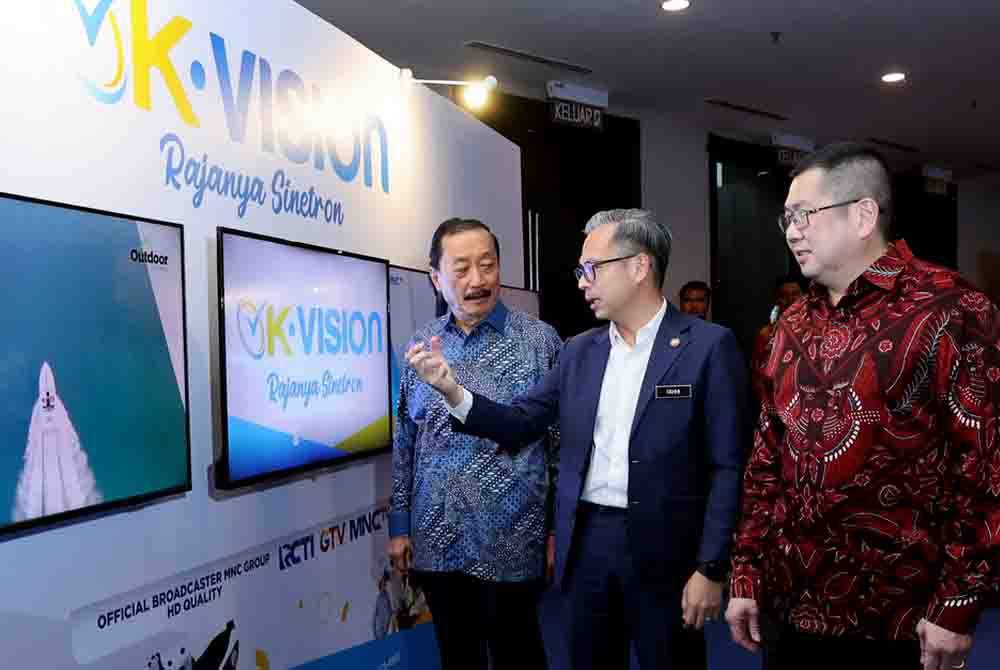 Fahmi (tengah) melihat paparan OK Vision selepas melancarkannya hari ini. - Foto Bernama