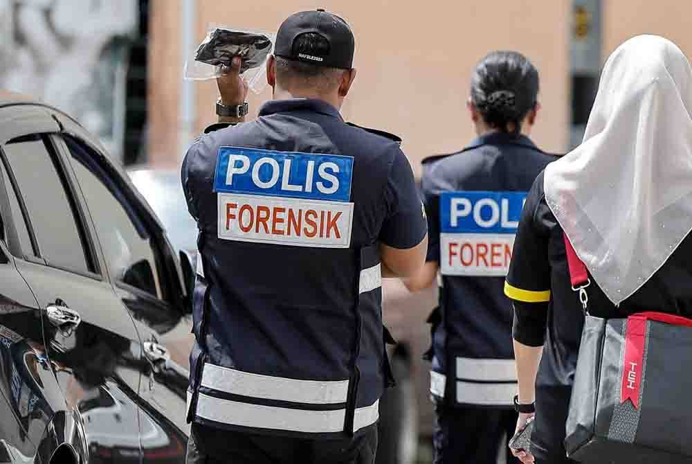 Anggota Unit Forensik dari Ibu Pejabat Polis Kontinjen (IPK) Selangor hari ini dilihat keluar dari Blok R, Apartment Idaman, Damansara Damai, untuk mengumpul lebih bahan bukti berhubung kes pembunuhan Zayn Rayyan. - Foto Bernama