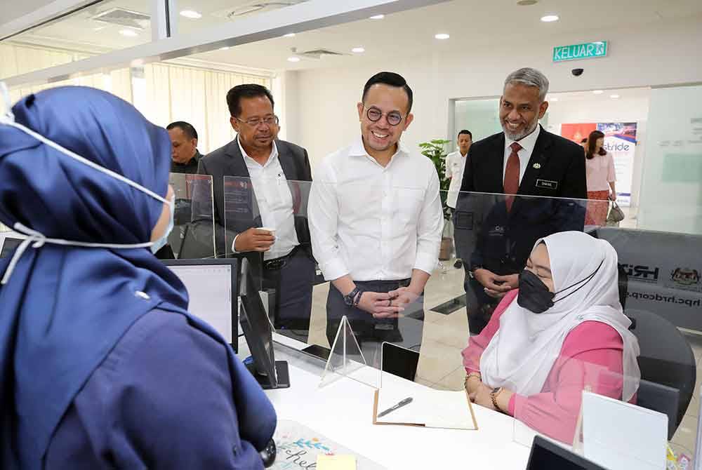 Steven turut melawat kaunter perkhidmatan pelanggan dan beberapa jabatan penting di HRD Corp.