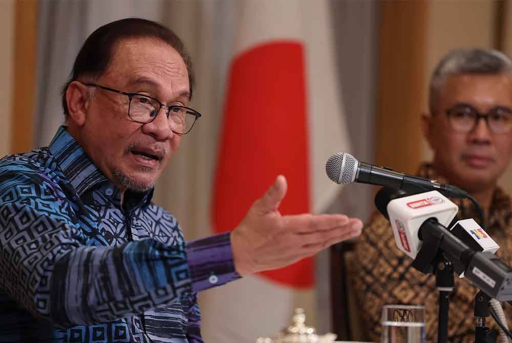 Anwar bercakap pada sidang akhbar bersama media Malaysia mengenai lawatan kerja beliau ke Jepun pada Isnin. - Foto Bernama