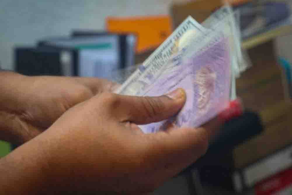 Ringgit ditutup rendah berbanding dolar Amerika Syarikat pada Isnin.