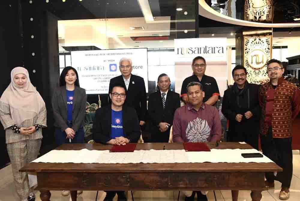 Sheikh Faleigh (belakang, kanan), Deden Muhammad Fajar Shiddiq (belakang, tengah) dan Yien Yee (belakang, dua dari kiri) pada Majlis MoU di pusat beli-belah Strand pada Isnin. - Foto SINAR HARIAN / MOHD RAFIQ REDZUAN HAMZAH