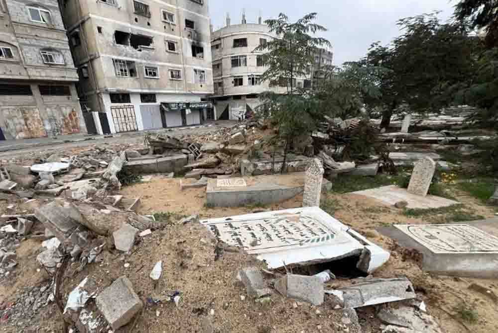 Sebanyak enam kawasan tanah perkuburan dirosakkan atau dimusnahkan sejak beberapa minggu lalu.