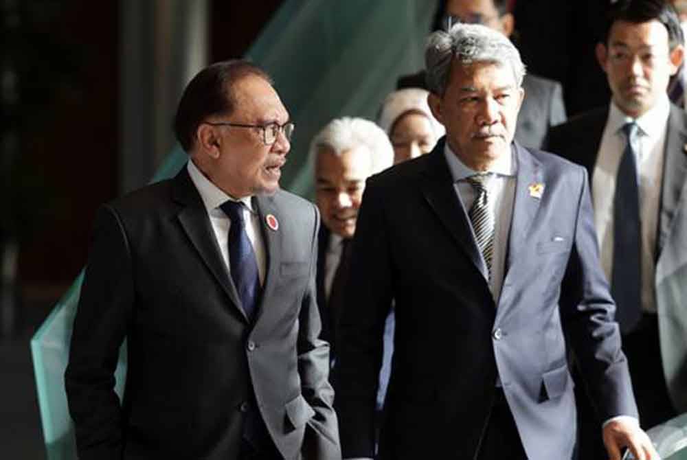 Datuk Seri Mohamad Hasan (kanan) mengiringi Perdana Menteri, Datuk Seri Anwar Ibrahim dalam lawatan kerja ke Jepun. - Foto Bernama