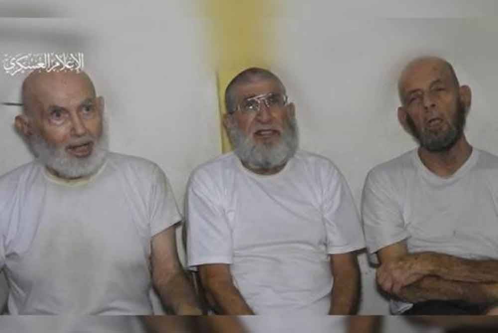 Hamas menyiarkan rakaman video menunjukkan Chaim Peri, Amiram Cooper dan Yoram Metzger masih dalam tahanan dan tidak mati seperti didakwa Israel. - Foto X/Trey Yingst