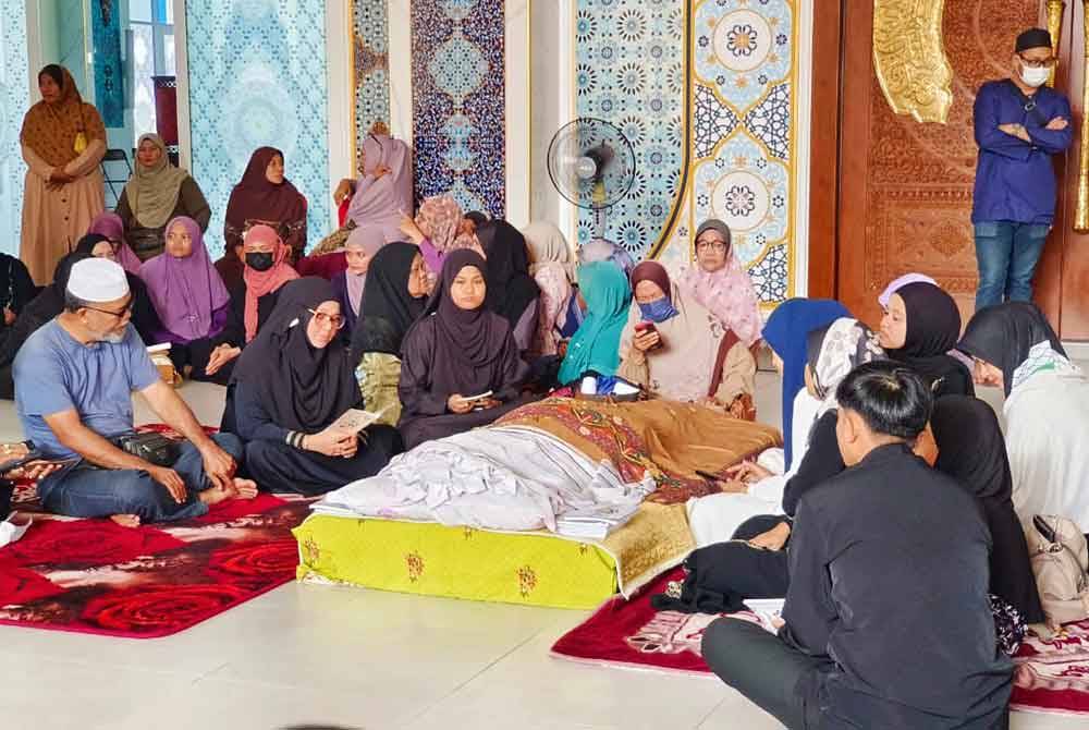 Sejak jam 10 pagi, lebih 200 orang termasuk peminat hadir menziarahi Allahyarham diiringi bacaan surah Yasin.