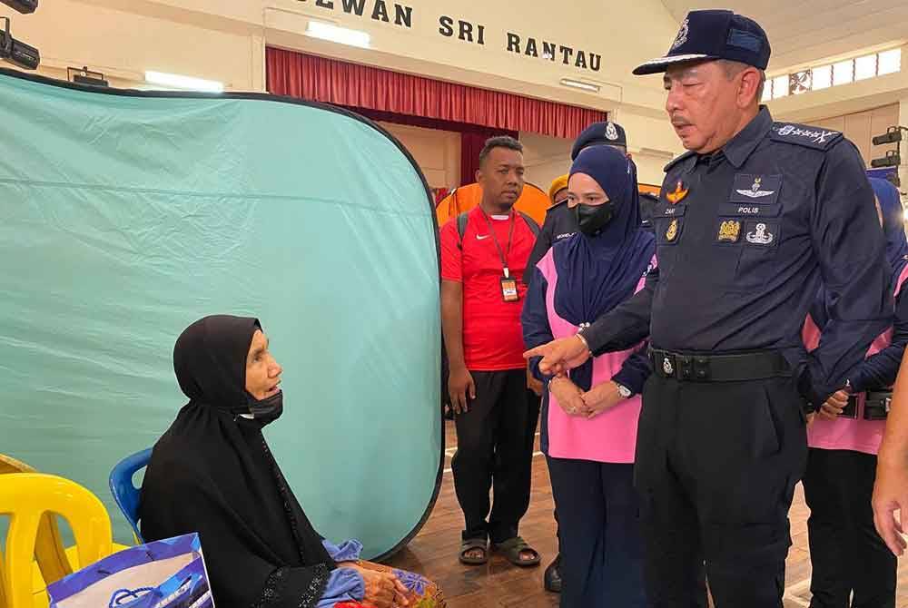 Muhamad Zaki dan Pengerusi Perkep Kelantan Suzana bertanyakan khabar pada seorang warga emas di PPS Sekolah Kebangsaan (SK) Sri Rantau Panjang Dua, pada Selasa.