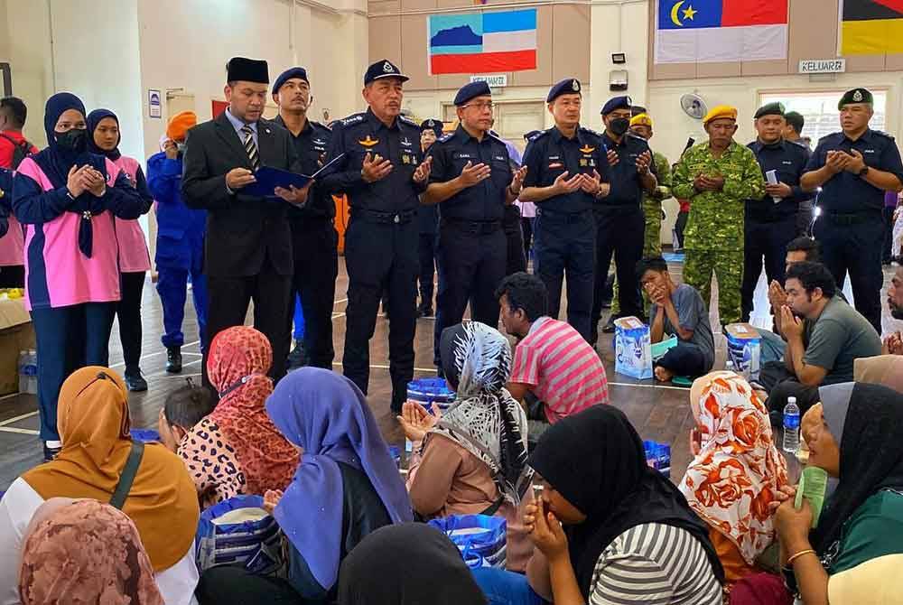 Polis Kelantan mengadakan lawatan di PPS Sekolah Kebangsaan (SK) Sri Rantau Panjang Dua dan menyampaikan bantuan kepada mangsa.