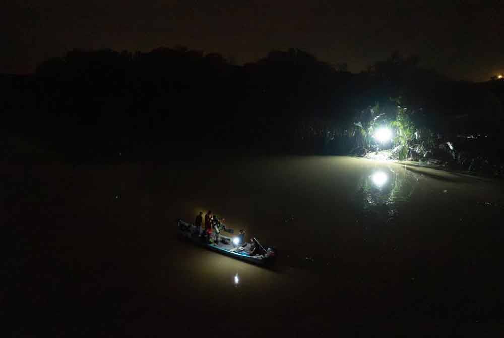 Kerja membaiki saluran paip di Sungai Perai sedang giat dijalankan.