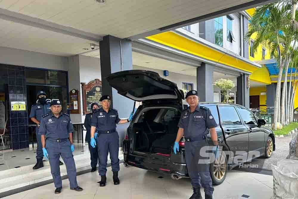 Wan Jamal Abdul Salam (tengah) memeriksa kenderaan yang dirampas.