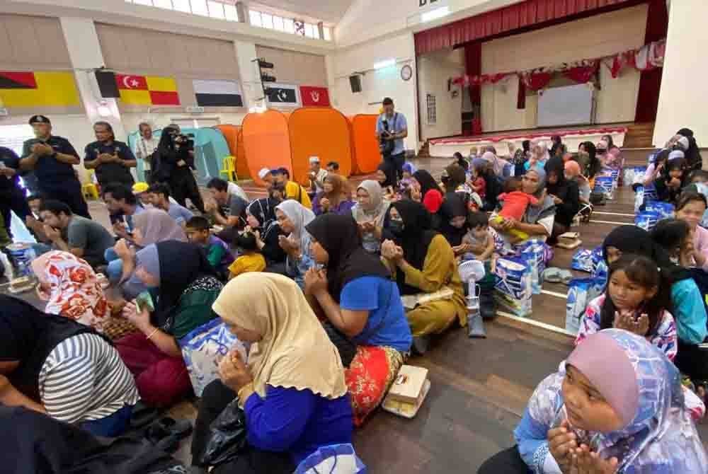 Penghuni di PPS SK Sri Rantau Panjang Dua semasa sesi lawatan Polis Kelantan pada Selasa.