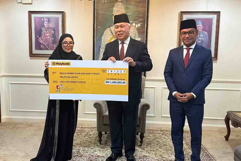 Simbolik penyerahan zakat daripada pembayar kepada Tengku Tan Sri Mohamad Rizam (tengah).