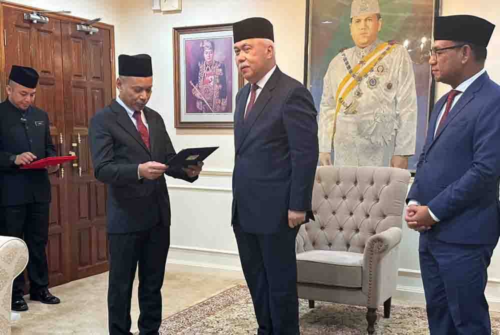 Tengku Tan Sri Mohamad Rizam (dua dari kanan) mendengar lafaz akad pembayar zakat.