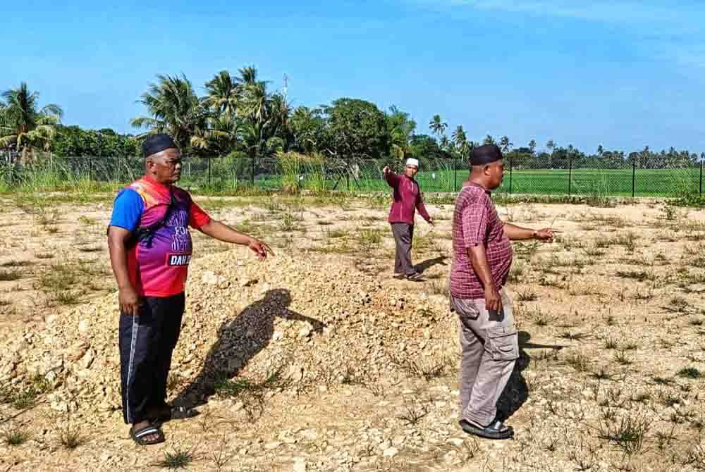 Ahli Jawatankuasa Masjid Ar-Rahman Kerpan meninjau kawasan tanah perkuburan baharu di kariah mereka.