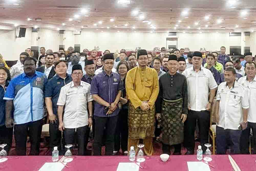 Juhari dan Rosli (tengah) bergambar bersama sebahagian ahli Kongres selepas Persidangan Perwakilan DwiTahunan Kongres kali ke-21 yang di Hotel TF Riverside, Kampung Jawa, pada Selasa.