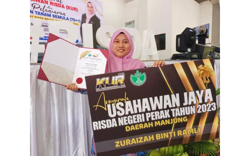 Zuraizah yang menjadi usahawan bimbingan RISDA sejak 2020 gembira perniagaannya berkembang 100 peratus.