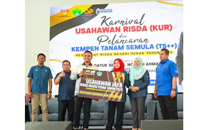 Suffian Tsourie menerima Anugerah Usahawan Jaya RISDA Negeri Perak 2023 disampaikan Noraini sempena Karnival Usahawan RISDA (KUR) dan Pelancaran Kempen Tanam Semula (TS++) RISDA peringkat negeri Perak di Arena Gerik pada Sabtu lalu.