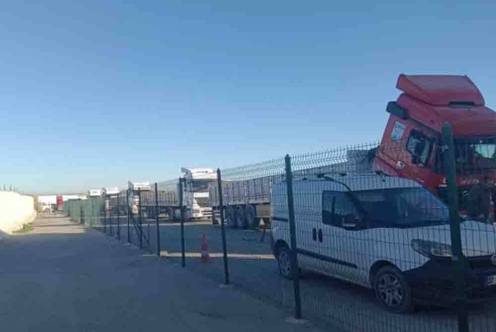 Berapa lori menunggu giliran di sempadan Turkiye-Syria untuk memasuki Syria pada Selasa.