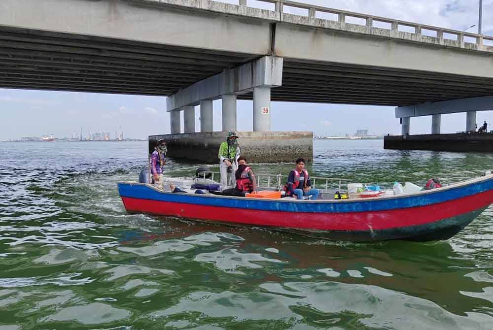 Mangsa yang terjatuh berjaya diselamatkan oleh komuniti nelayan yang berada di lokasi kejadian.
