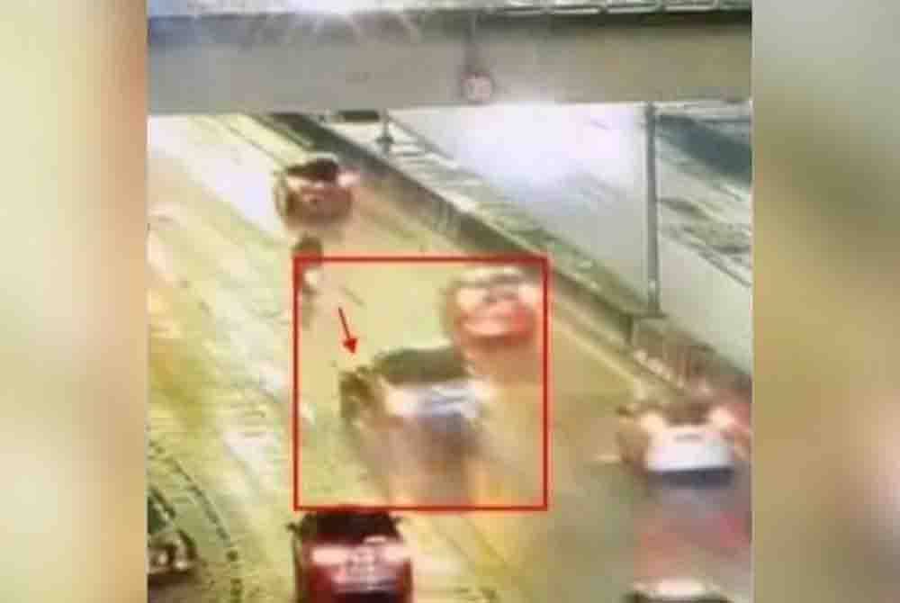 Pemandu trak pikap dikesan bantu siasat kes kemalangan maut di Lebuhraya Sungai Besi, berhampiran dengan Menara PGRM, di sini pada Isnin.