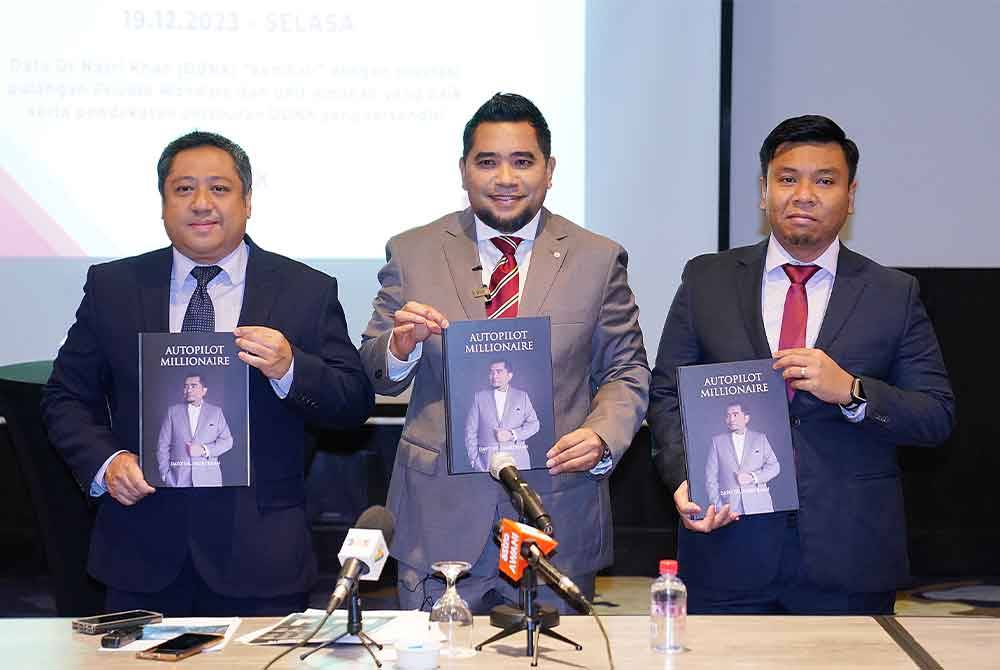 Dari kiri Heddy, Nazri dan Nur Azman ketika melancarkan buku terbaharu tulisan Nazri bertajuk &#039;Autopilot Millionaire&#039; khas untuk para pelabur dengan pendekatan pelaburan terkini. - FOTO: MOHD HALIM ABDUL WAHID