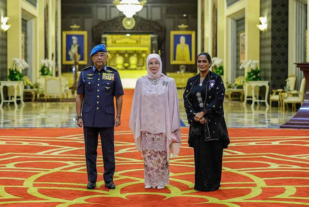 Al-Sultan Abdullah Ri’ayatuddin Al-Mustafa Billah Shah dan Tunku Azizah Aminah Maimunah Iskandariah berkenan bergambar bersama penerima Pingat Pangkuan Negara (P.P.N), R Yogeswary pada Istiadat Pengurniaan Darjah Kebesaran, Bintang dan Pingat Persekutuan bersempena Ulang Tahun Hari Keputeraan Rasmi Yang di-Pertuan Agong di Istana Negara pada Selasa. - Foto Bernama