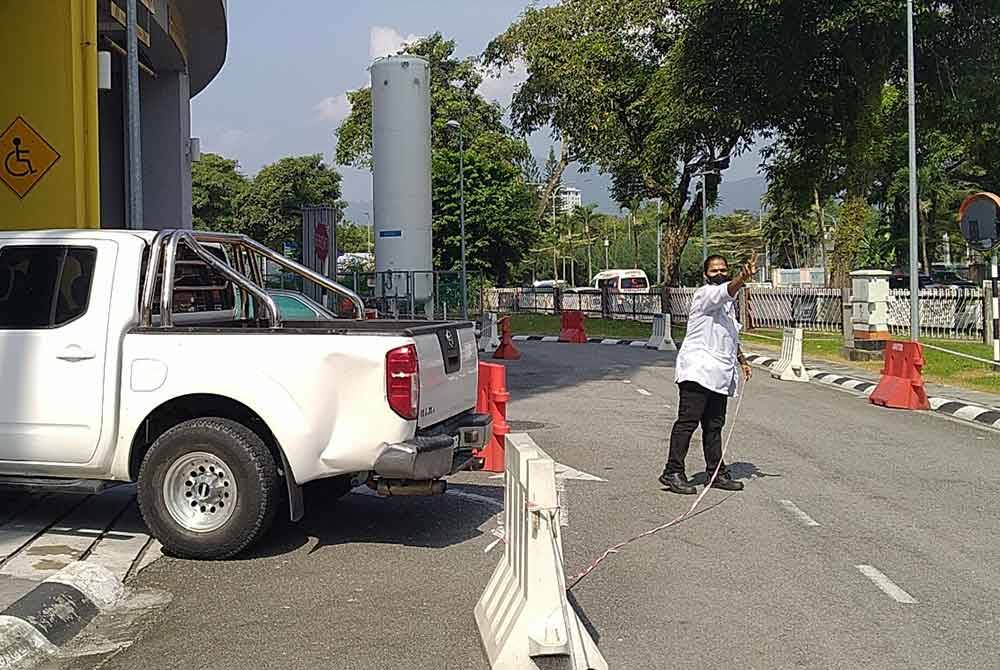 Tindakan Yogeswary membantu pesakit dan pelawat yang hadir ke kompleks berkenaan mendapatkan parkir mendapat pujian.