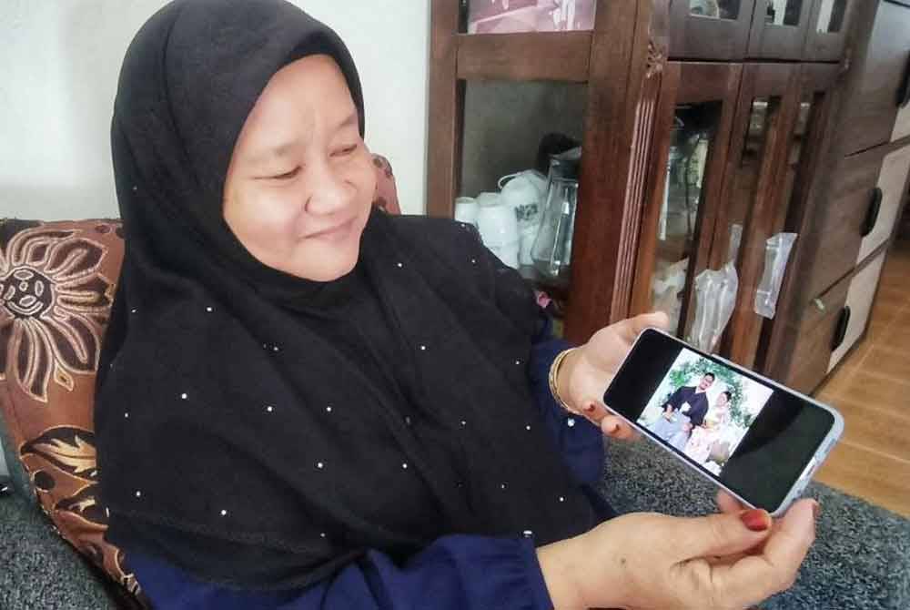 Anita menunjukkan gambar perkahwinan anaknya Hafiz dan Erika.