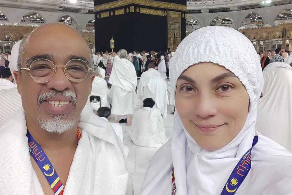 Angeline (kanan) meluahkan rasa syukur dan sebak apabila dapat menjejakkan kaki ke tanah suci buat kali pertama.