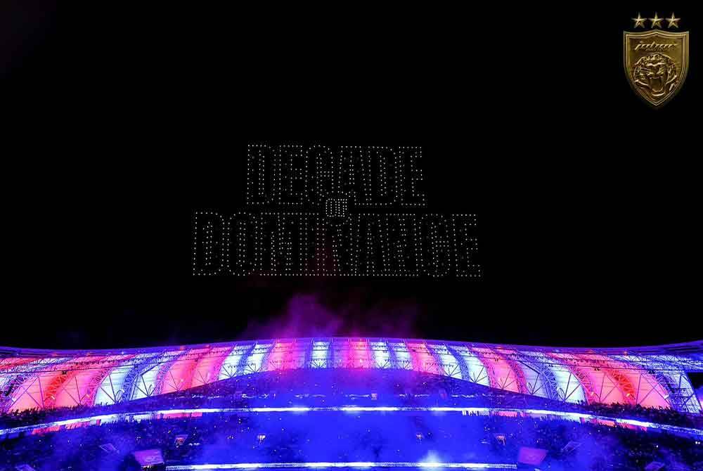 Persembahan cahaya dalam sambutan sedekad dominasi Liga Super anjuran JDT baru-baru ini menyaksikan penggunaan dron terbanyak iaitu 1,010 unit.