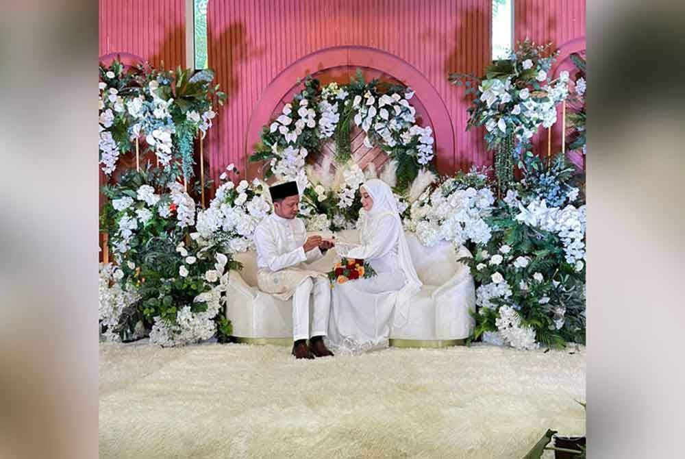 Marlina, 41, menerima mas kahwin sebanyak RM300 daripada Radzzi, 39, yang merupakan kakitangan di sebuah syarikat penerbangan terkemuka.