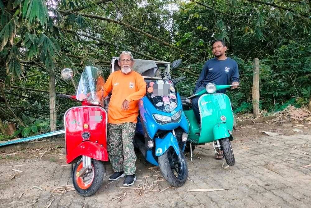 Rahim (kiri) dan anaknya bersama tiga koleksi motosikal miliknya di kediaman mereka di Kampung Pulai Sebang, di sini, pada Rabu.