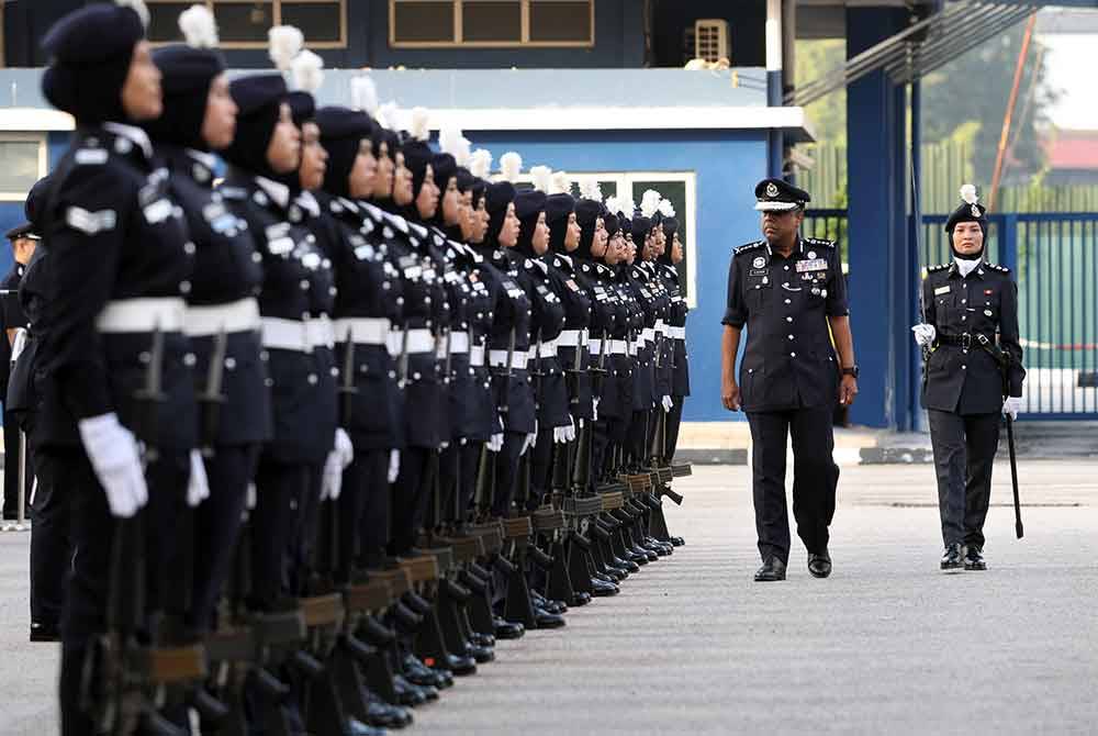 Allaudeen memeriksa perbarisan pada perhimpunan bulanan di Ibu Pejabat Polis Kontinjen Kuala Lumpur, pada Rabu.