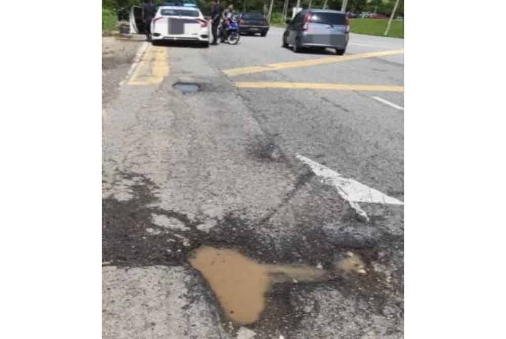 Keadaan jalan di Jalan Persiaran Majlis, Bukit Beruntung yang berlubang.