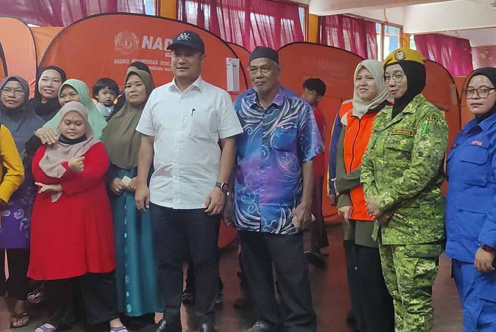 Noorazley (lima dari kanan) bergambar bersama agensi kerajaan dan mangsa banjir yang ditempatkan di SK Sultan Abdul Aziz Shah pada Rabu.