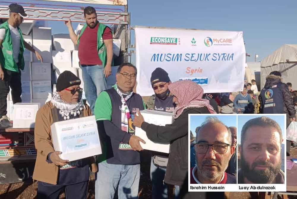 Mas Imran (tengah) dan Mohd Zin menyampaikan sumbangan makanan di Kem Pelarian Farok, Azaz, Syria pada Rabu.