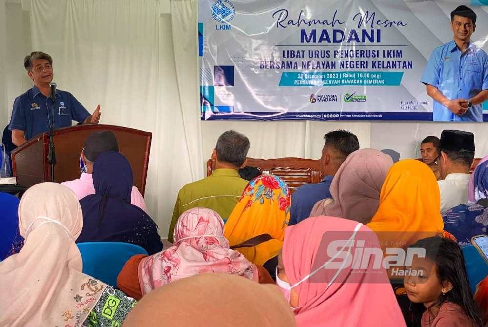 Muhammad Faiz menyampaikan ucapan perasmian di hadapan para nelayan serta ahli keluarga.