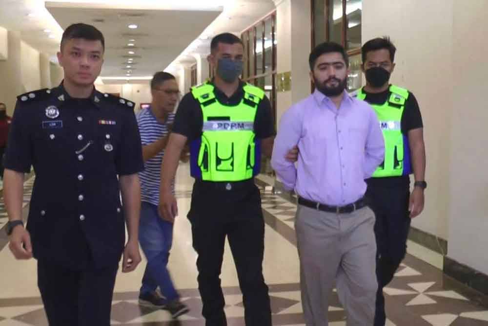 Pihak polis membawa Suhaib (dua dari kanan) ke Mahkamah Majistret Kuala Lumpur pada Rabu, untuk menghadapi satu tuduhan menyamar sebagai pegawai perubatan di sebuah klinik swasta.