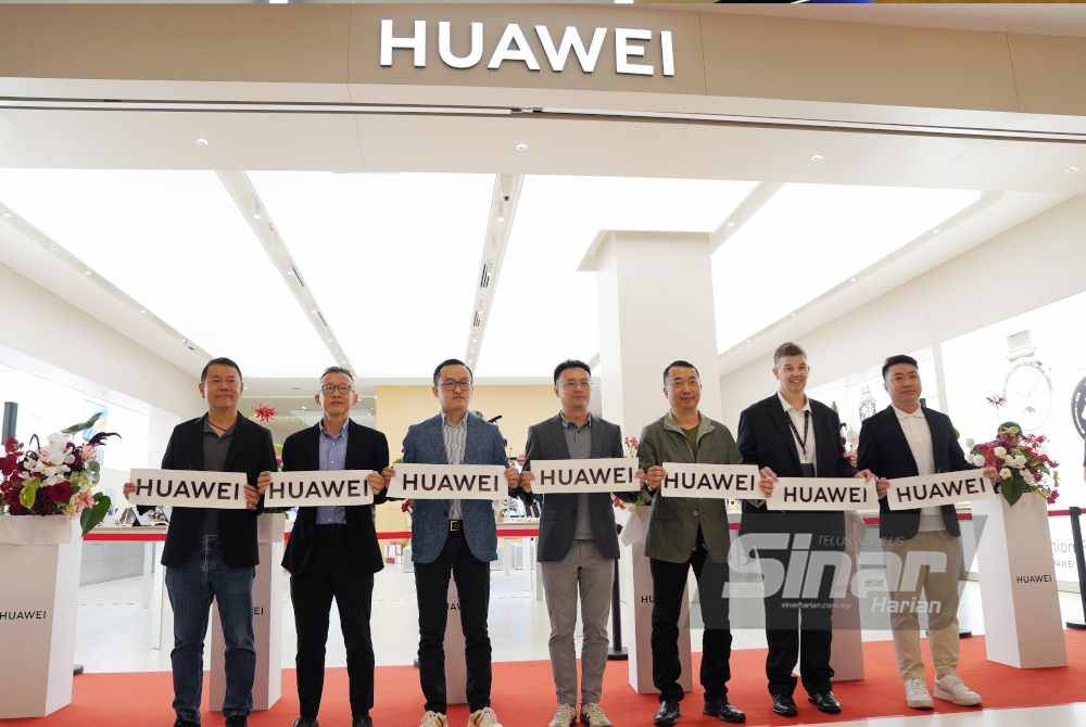 Victor Xu (tengah) merasmikan Pembukaan Kedai Flagship Huawei di The Exchange TRX pada Rabu. - Foto SINAR HARIAN/ROSLI TALIB