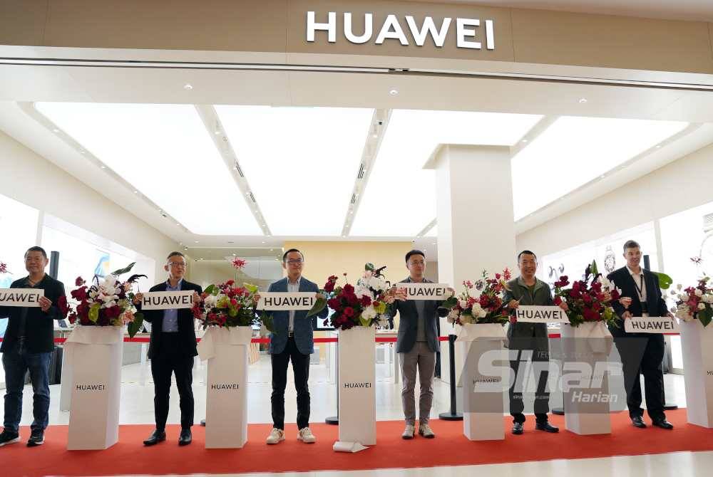 Victor Xu (tengah) merasmikan Pembukaan Kedai Flagship Huawei di The Exchange TRX pada Rabu. - Foto SINAR HARIAN/ROSLI TALIB