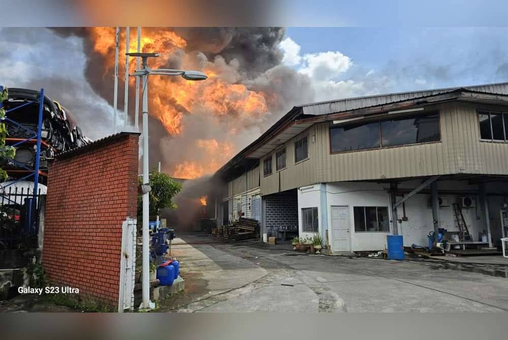 Keadaan lokasi kebakaran kilang di kawasan perusahaan Batu Caves pada Rabu.