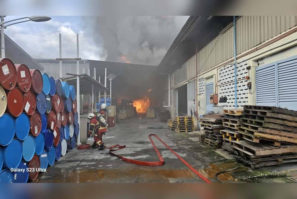 Anggota Bomba dan Penyelamat sedang memadamkan kebakaran kilang di kawasan perusahaan Batu Caves pada Rabu.