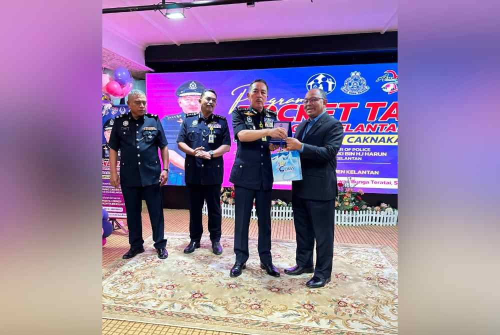 Muhammad Zaki (dua dari kanan) menyampaikan cenderamata kepada wakil dari Bank Simpanan Nasional.