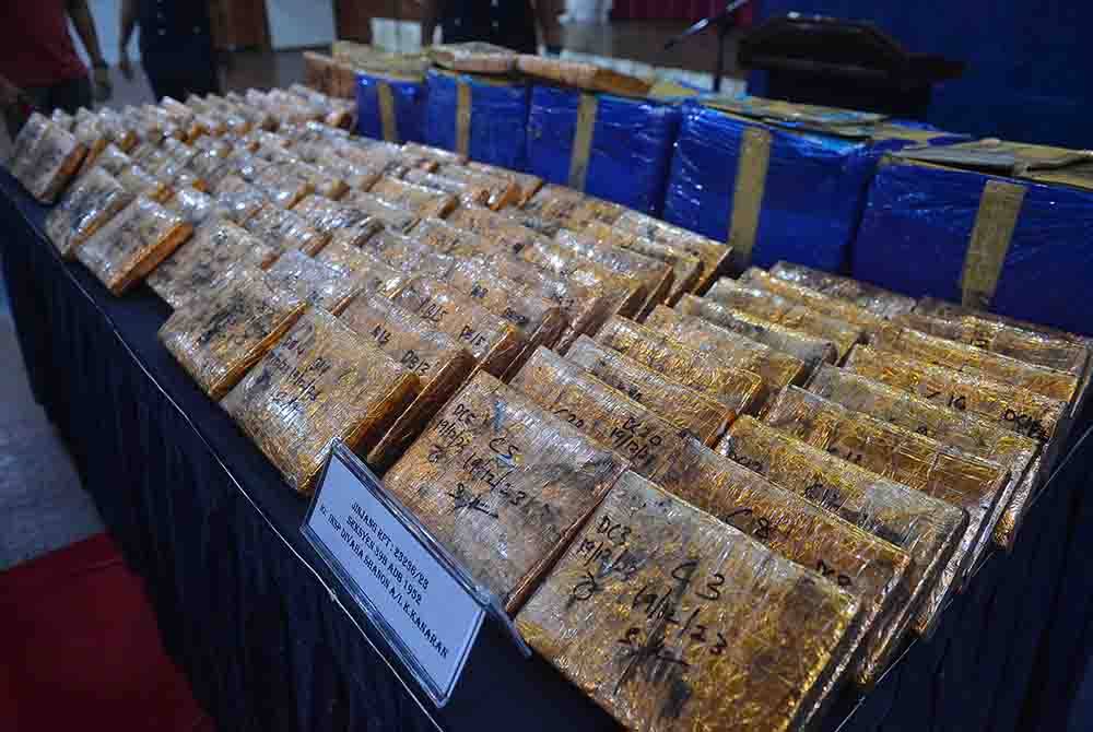 Polis Selangor merampas dadah disyaki ganja bernilai RM358,899 susulan penahanan empat suspek di tepi Lebuhraya Utara Selatan, Kuala Lumpur, Isnin lalu. - FOTO: ASRIL ASWANDI SHUKOR