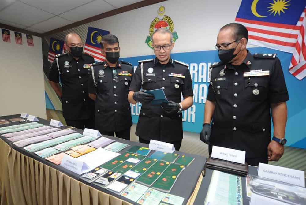 Baharuddin melihat barang rampasan yang dilakukan JIM Negeri, Johor pada Rabu.