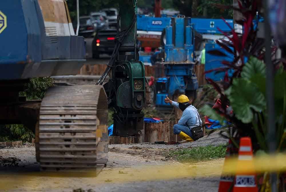Kerja-kerja pemasangan cerucuk besi bagi mengawal pergerakan tanah di kawasan tanah runtuh di Jalan Wawasan, Puchong. - Foto Bernama