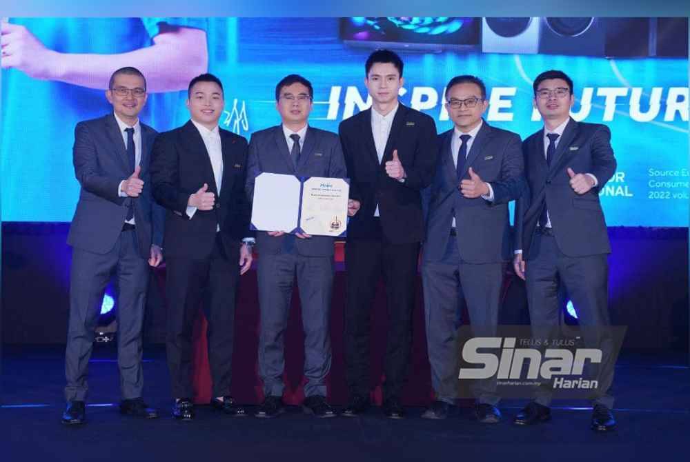 Fan Jing (tiga dari kiri) bersama Aaron Chia (dua dari kiri) dan Soh Wooi Yik (tiga dari kanan) pada sesi menandatangani perjanjian sebagai duta jenama Haier pada Rabu. - Foto Sinar harian/Mohd Halim Abdul Wahid