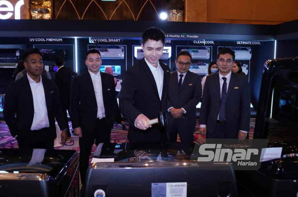 
Wooi Yik (tengah) melihat pameran barangan jenama Haier di Petaling Jaya pada Rabu. - Foto Sinar harian/Mohd Halim Abdul Wahid